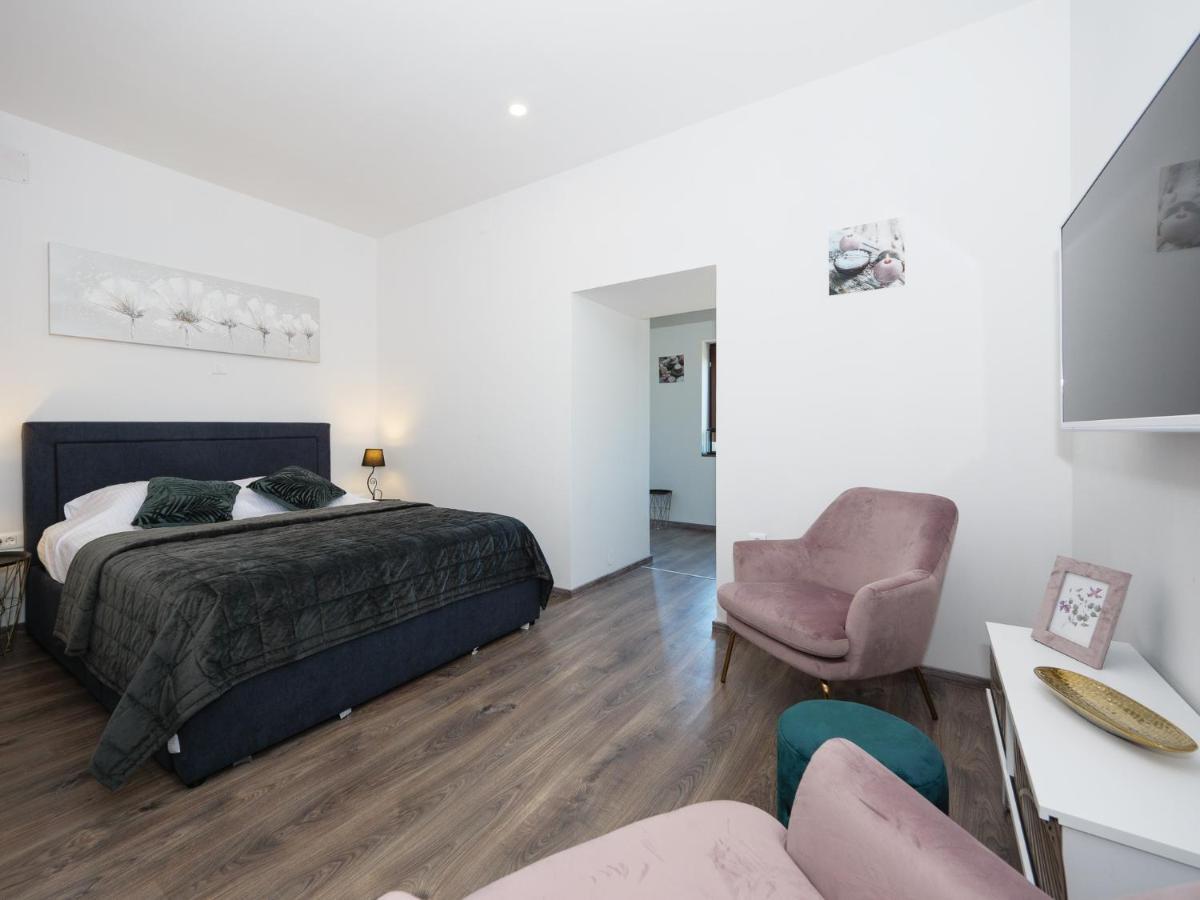 Arena Delight Studio Apartments Пула Екстериор снимка